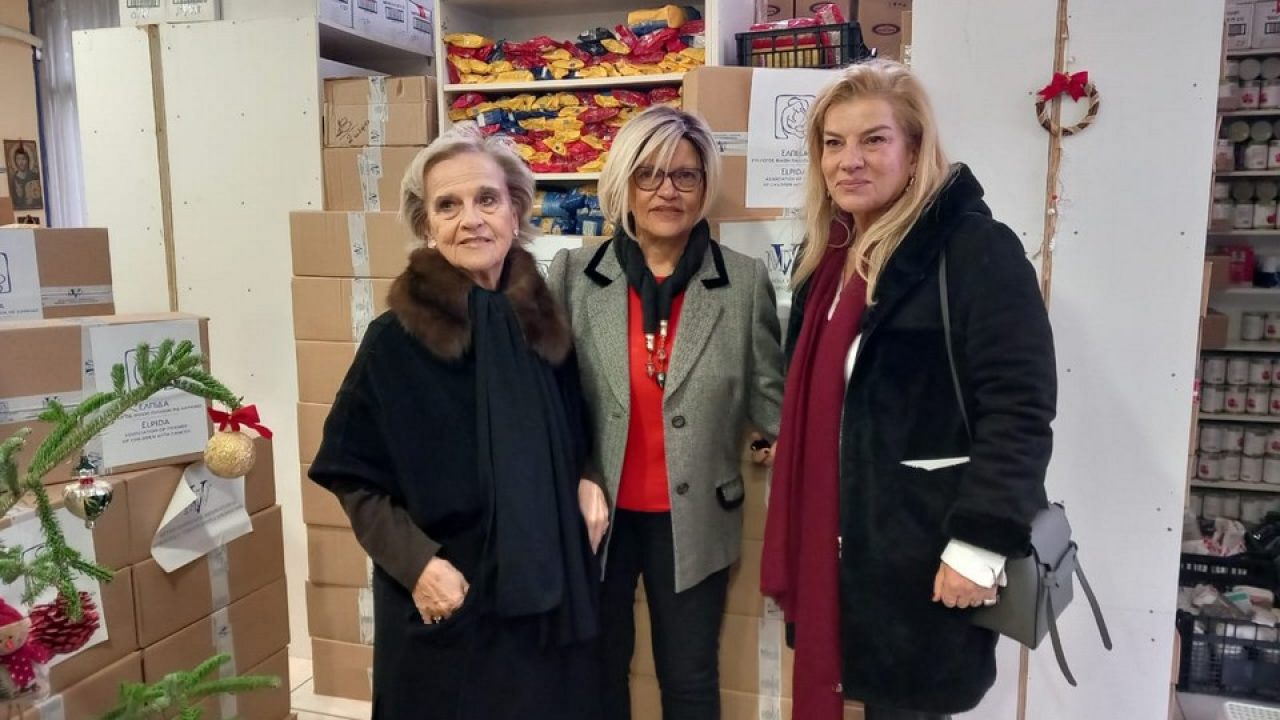 Από δεξιά: Η αντιπρόεδρος του Ιδρύματος «Μαριάννα Β. Βαρδινογιάννη» και του Σωματείου «ΕΛΠΙΔΑ- Σύλλογος Φίλων Παιδιών με καρκίνο» κα Νούλη Μανώλη, η Αντιδήμαρχος Κοινωνικών Υπηρεσιών  Δήμου Κηφισιάς, κα Μαρία Κεφαλά-Σαλματάνη και το Μέλος του ΔΣ του Ιδρύματος «Μαριάννα Β. Βαρδινογιάννη» και του Σωματείου «ΕΛΠΙΔΑ- Σύλλογος Φίλων Παιδιών με καρκίνο», κα Ελένη Σαμαρά